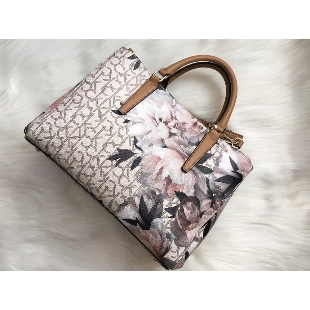 ββSOLDββCalvin Klein Unique Handbag - Picture 3 of 7